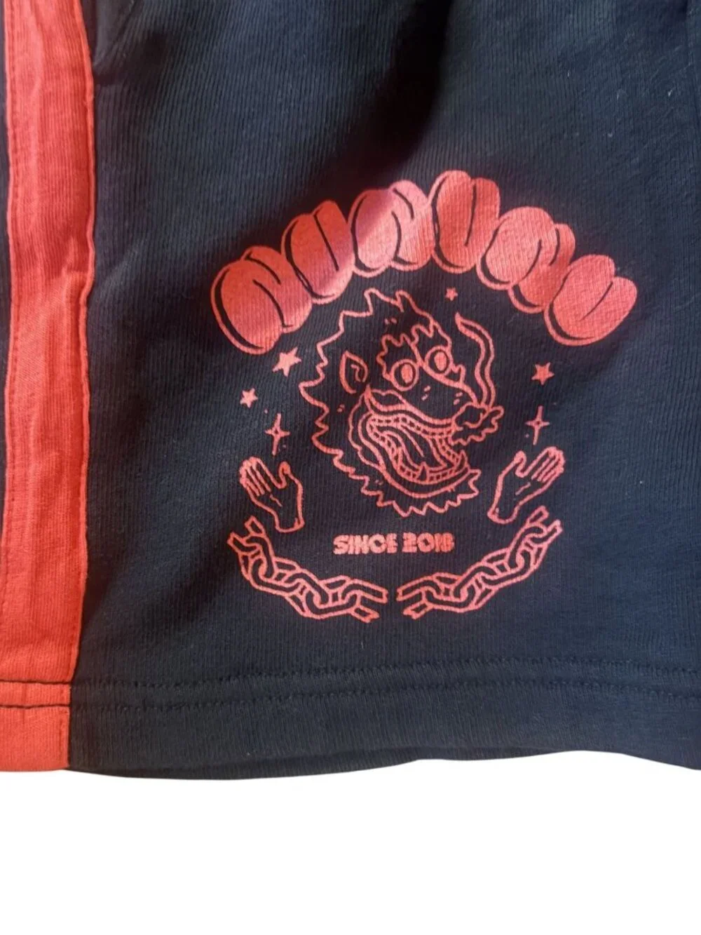 nununu Dragon Sweatshorts in Black